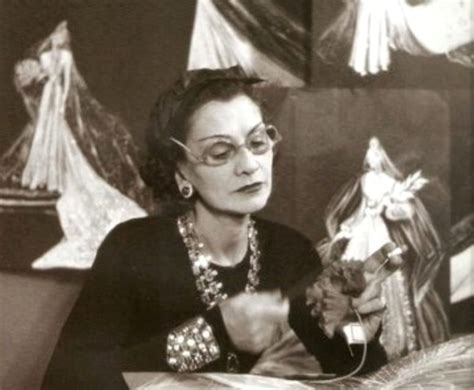 coco chanel cosiendo